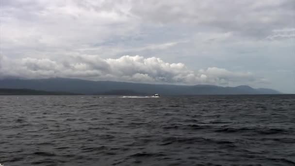 Philippine boat with bamboo wings on islands of Republic of Philippines. — Stock Video