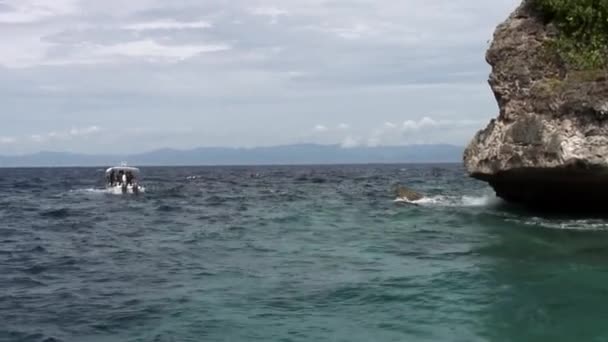 Filipínský člun s bambusovými křídly na ostrovech Filipínské republiky. — Stock video