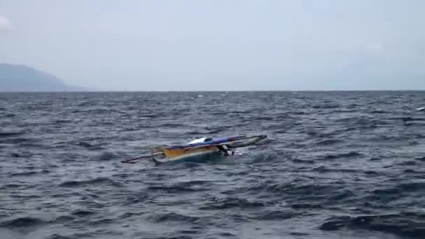 Filippijnse boot met bamboe vleugels op Filippijnse eilanden. — Stockvideo