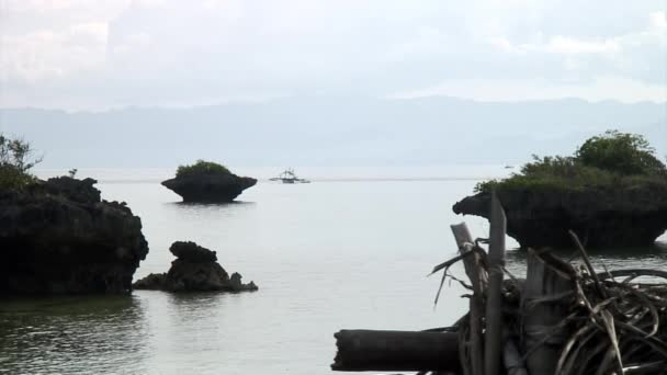 Филиппинская лодка с бамбуковыми крыльями на островах Республики Филиппины . — стоковое видео