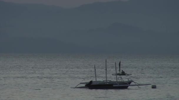 Filippijnse boot met bamboe vleugels op Filippijnse eilanden. — Stockvideo