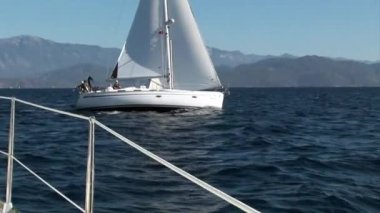 Deniz, dağlar, yaz ve beyaz yatlar.