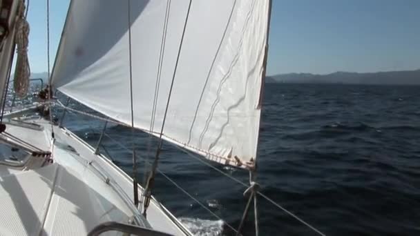 Fehér vitorla a mozgó vitorlás jacht fedélzetén . — Stock videók