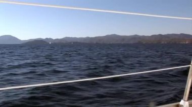 Ayrıntılar ve ipler yatın güvertesinde.