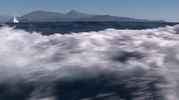 Schuim, golven en water op camera tijdens de beweging van het jacht — Stockvideo