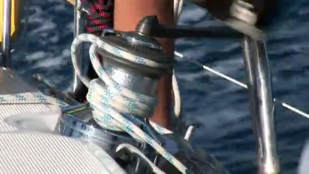Ruční natáčení lanového navijáku na pohybující se jachtě. — Stock video