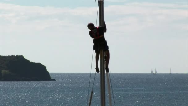 Entraînement au yachting et apprentissage à grimper au mât à l'école des capitaines. — Video