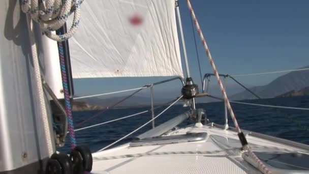 Ausrüstung, Details, Seile und weiße Segel der Yacht. — Stockvideo