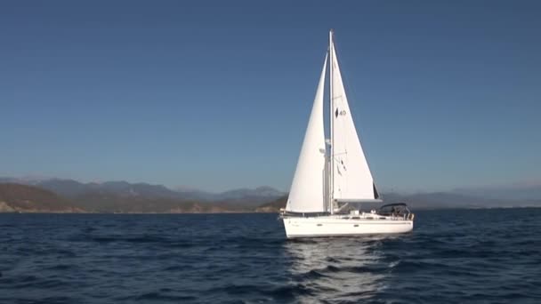 Meer, Berge, Sommer und weiße Yachten. — Stockvideo