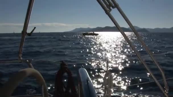 ヨットの機器、詳細、ロープや白い帆. — ストック動画