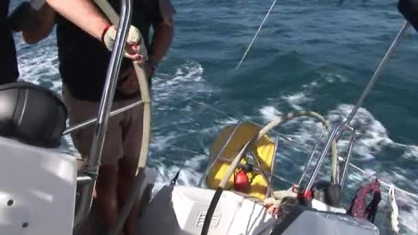 Hommes mains torsion roue barre de yacht, — Video