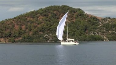 Yat yarışlarında yelken açan bir grup insan..