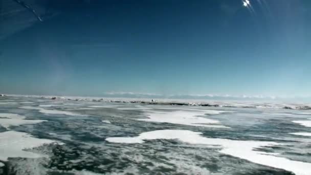 Vista desde el planeador de aire del aerodeslizador en movimiento en el hielo del lago Baikal. — Vídeos de Stock