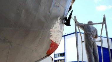 Eski paslı gemi pervane bağlantı noktası tersanesinde çalışan boya metal.