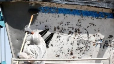 Eski paslı gemi pervane bağlantı noktası tersanesinde çalışan boya metal.