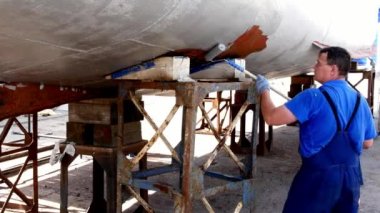 Eski paslı gemi pervane bağlantı noktası tersanesinde çalışan boya metal.