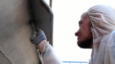 Eski paslı gemi pervane bağlantı noktası tersanesinde çalışan boya metal.