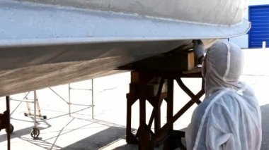 Eski paslı gemi pervane bağlantı noktası tersanesinde çalışan boya metal.