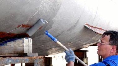 Eski paslı gemi pervane bağlantı noktası tersanesinde çalışan boya metal.