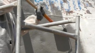 Eski paslı gemi pervane bağlantı noktası tersanesinde çalışan boya metal.