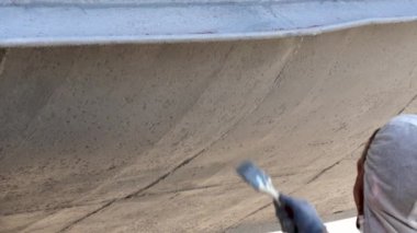 Eski paslı gemi pervane bağlantı noktası tersanesinde çalışan boya metal.