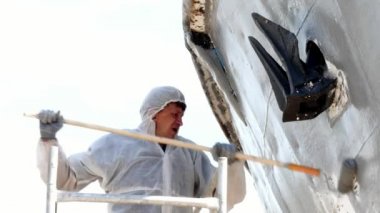 Eski paslı gemi pervane bağlantı noktası tersanesinde çalışan boya metal.