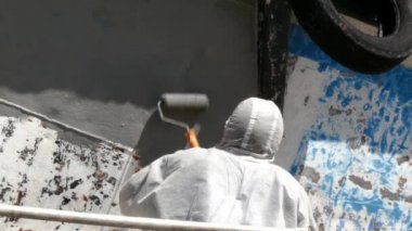 Eski paslı gemi pervane bağlantı noktası tersanesinde çalışan boya metal.