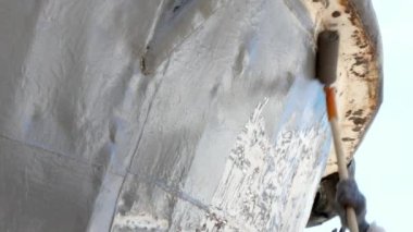 Eski paslı gemi pervane bağlantı noktası tersanesinde çalışan boya metal.
