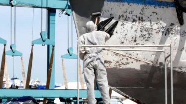 Eski paslı gemi pervane bağlantı noktası tersanesinde çalışan boya metal.