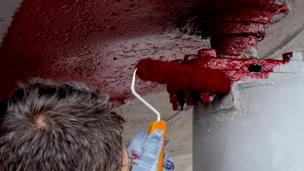 Werknemer verven metaal van schip propeller rode kleur bij scheepswerf in haven van Moskou. — Stockvideo
