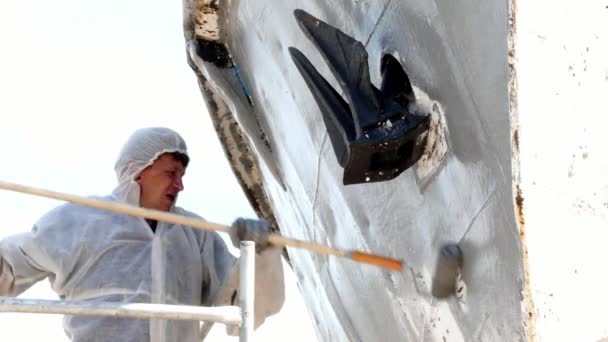 Arbeiter bemalt Metall alter rostiger Schiffsschraube auf Werft im Hafen. — Stockvideo