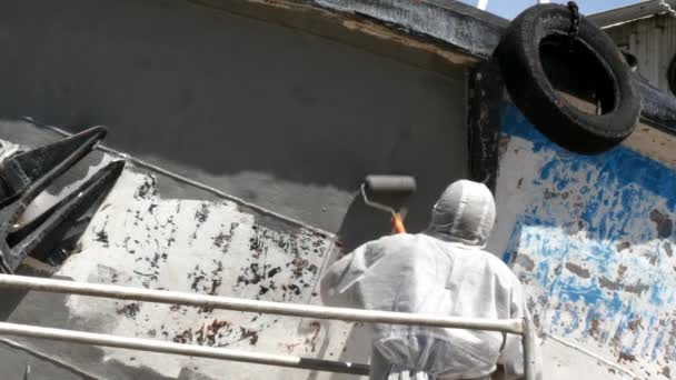 Werknemer verven metaal van oude roestige schip propeller op scheepswerf in haven. — Stockvideo