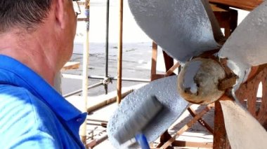 Eski paslı gemi pervane bağlantı noktası tersanesinde çalışan boya metal.