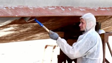 Eski paslı gemi pervane bağlantı noktası tersanesinde çalışan boya metal.