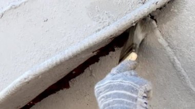 Eski paslı gemi pervane bağlantı noktası tersanesinde çalışan boya metal.