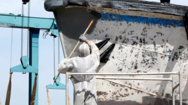 Eski paslı gemi pervane bağlantı noktası tersanesinde çalışan boya metal.