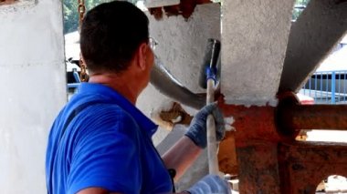 Eski paslı gemi pervane bağlantı noktası tersanesinde çalışan boya metal.