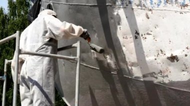 Eski paslı gemi pervane bağlantı noktası tersanesinde çalışan boya metal.