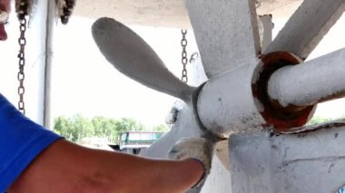 Eski paslı gemi pervane bağlantı noktası tersanesinde çalışan boya metal.