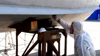 Eski paslı gemi pervane bağlantı noktası tersanesinde çalışan boya metal.