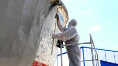 Eski paslı gemi pervane bağlantı noktası tersanesinde çalışan boya metal.