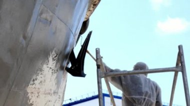 Eski paslı gemi pervane bağlantı noktası tersanesinde çalışan boya metal.