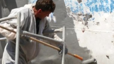 Eski paslı gemi pervane bağlantı noktası tersanesinde çalışan boya metal.