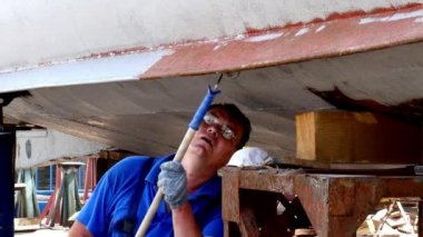 Eski paslı gemi pervane bağlantı noktası tersanesinde çalışan boya metal.