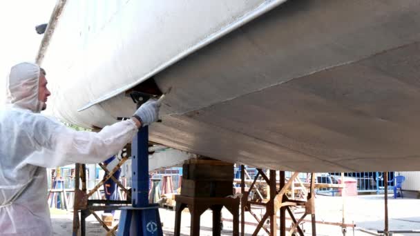 工人在港口船厂油漆旧的生锈的船螺旋桨金属. — 图库视频影像