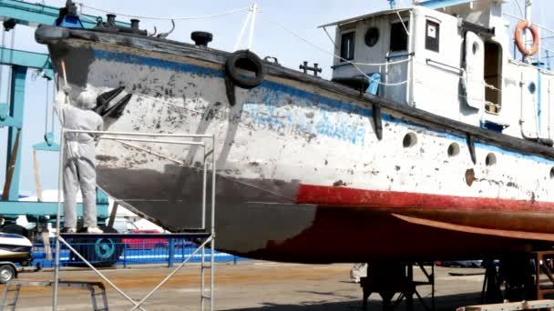 Arbeiter bemalt Metall alter rostiger Schiffsschraube auf Werft im Hafen. — Stockvideo