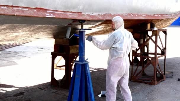 포트에 조선소에서 오래 된 녹슨 선박 프로 펠 러의 작업자 페인트 금속. — 비디오