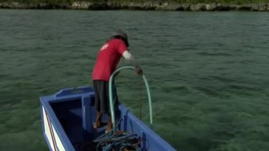 Filipinler 'de insanlar Filipinler' de bambu kanatlarla filipin teknesine biniyorlar..