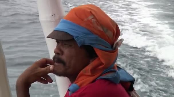 Les gens montent sur un bateau philippin avec des ailes de bambou en mer aux Philippines. Séquence Vidéo