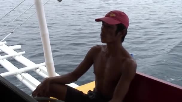 La gente cavalca in barca filippina con ali di bambù in mare nelle Filippine. — Video Stock